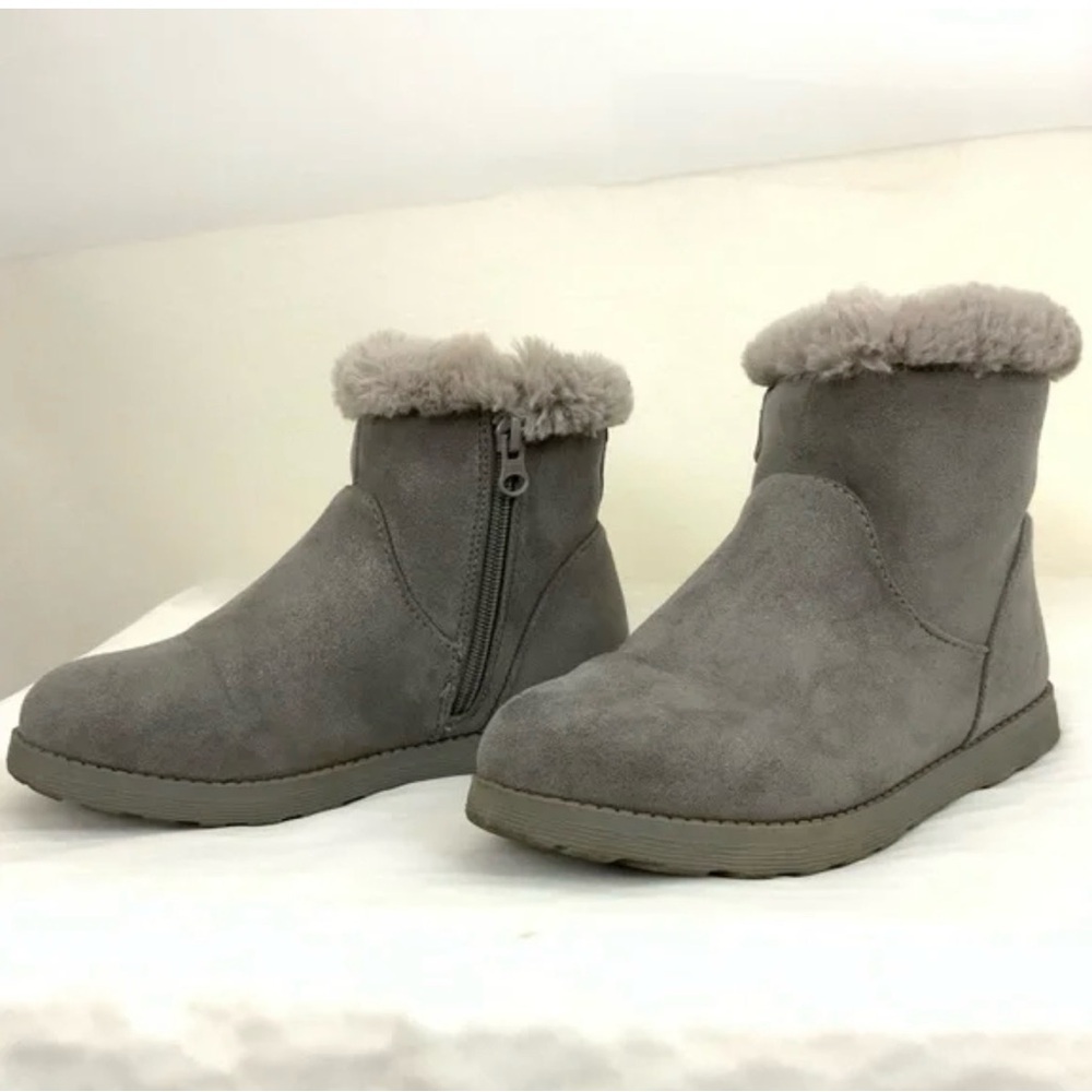 Girl’s Cat & Jack' Gray Boots with Plush Trim Size 2